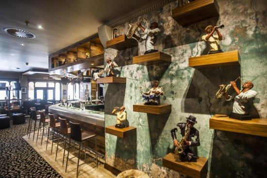 Riffs Bar & Grill